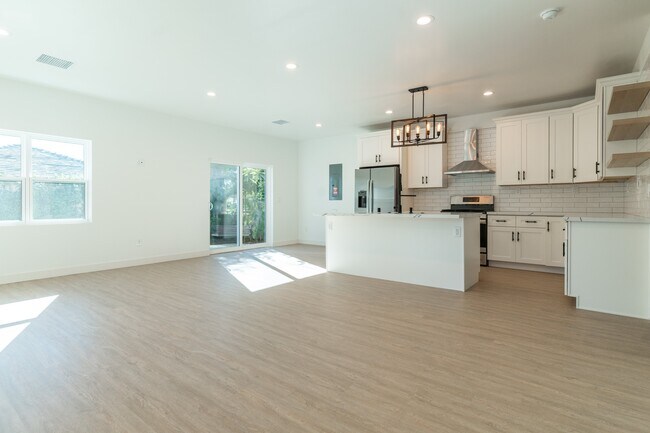 Building Photo - 1507 Valencia Ave