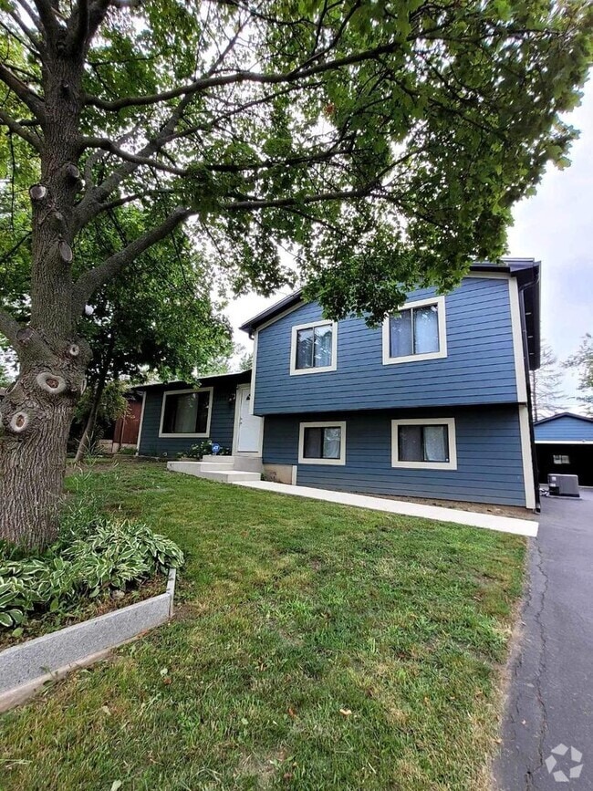 Building Photo - 2112 Old Elm Rd