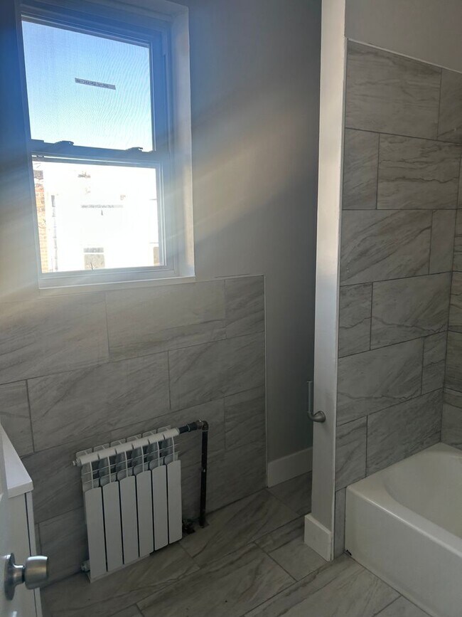 Foto del edificio - 3BR 1,5 bath Only with 3 Br pha voucher