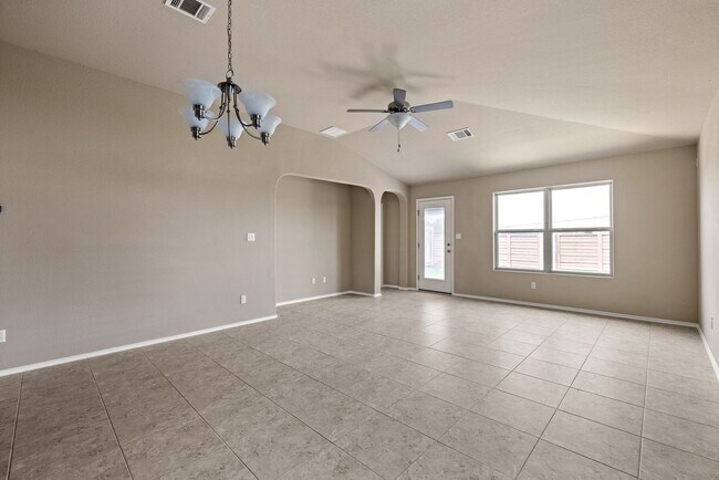 Foto del edificio - Charming 3-Bedroom Home with Spacious Yard...