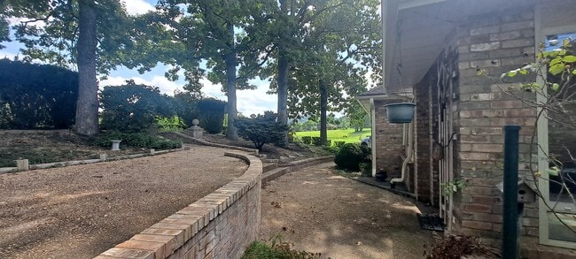 Building Photo - 11 Fairway Dr