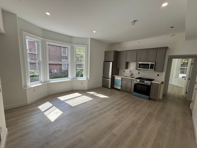 Building Photo - 261 Bradley St