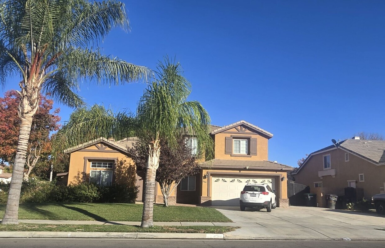 Foto principal - 4 Bedroom 3 Bathroom Home in Hemet