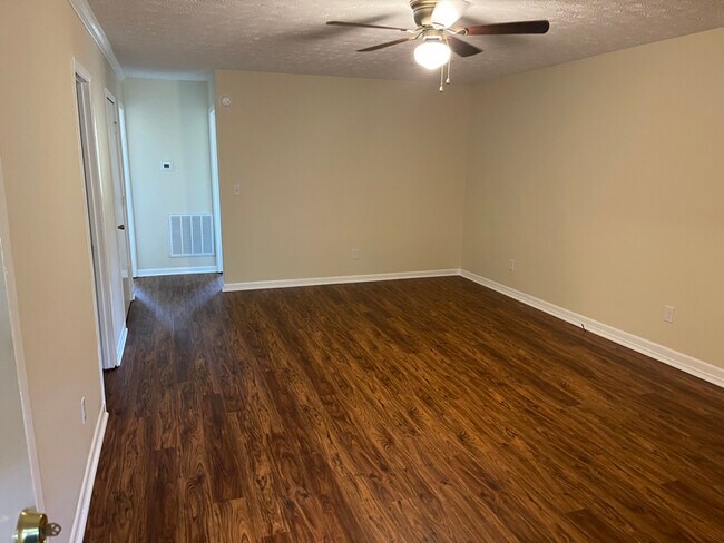 Foto del edificio - 1021 Fall Creek Rd