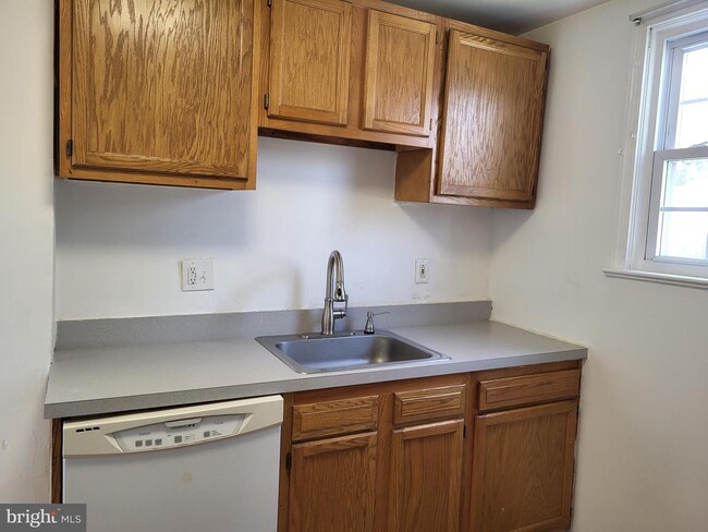 Building Photo - 209 W Van Buren Ave
