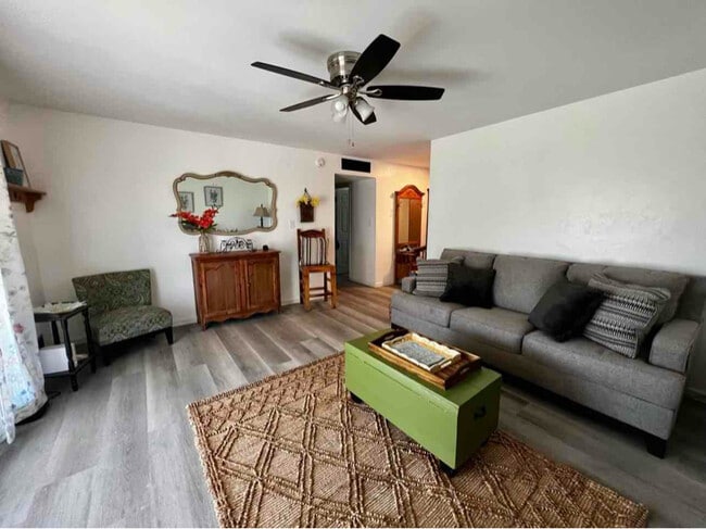 Foto del edificio - 3127 W Tulare Ave