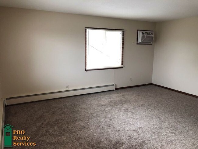 Building Photo - Upper Level 2 Bedroom Apartment