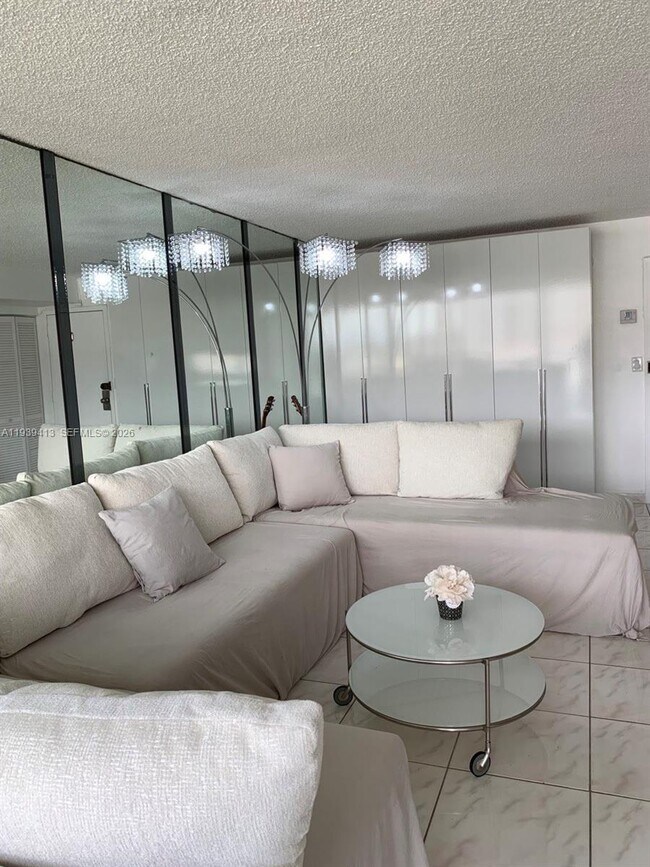 Foto del edificio - 17021 N Bay Rd