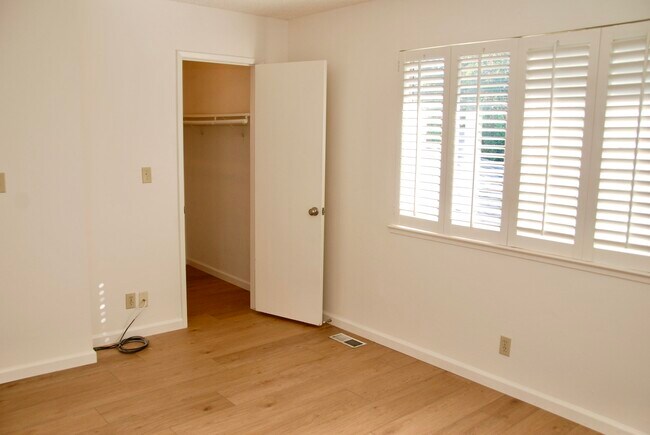 Main bedroom and walk in closet - 2468 Plata Ct