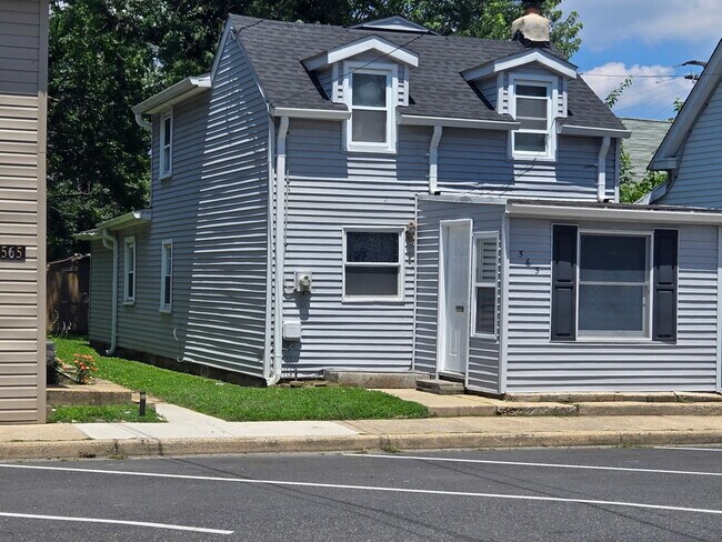 Foto del edificio - 563 Pennington Ave