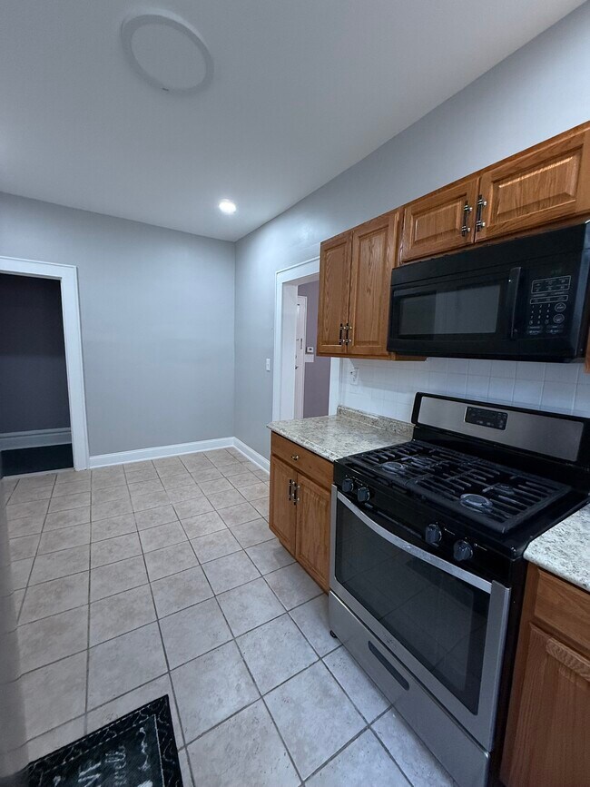 Foto del edificio - 562 N Maple Ave