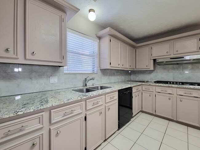 Foto del edificio - 17326 Ponderosa Pines Dr