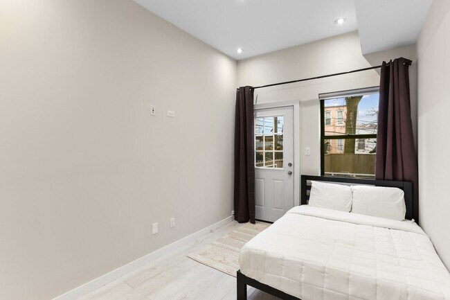 Building Photo - ROOM ONLY in 5-bed/2.5-bath Home