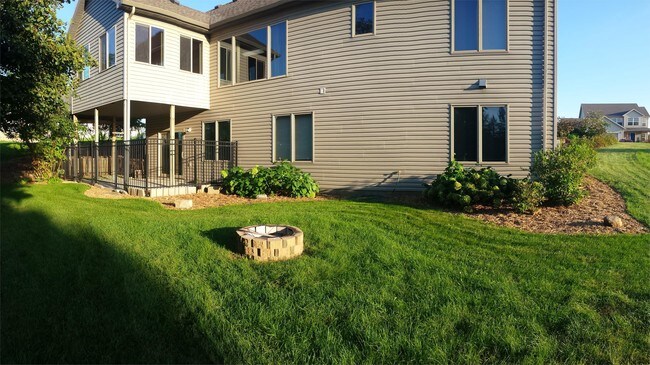 Building Photo - 1209 Lone Pine Dr SW