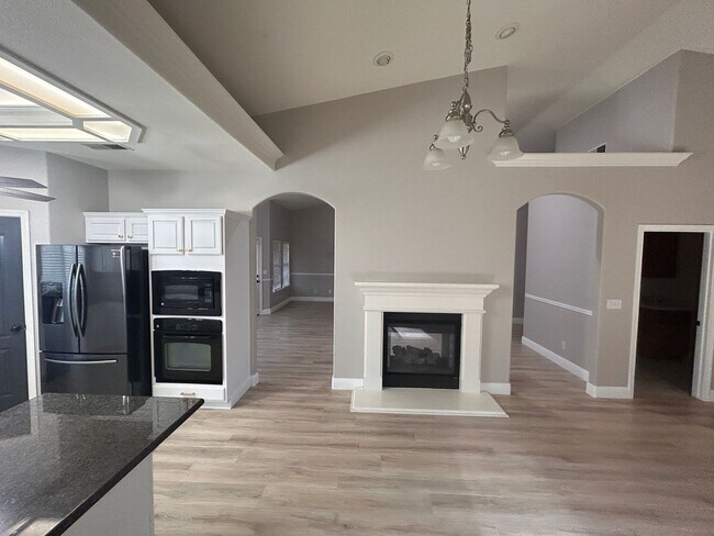 Foto del edificio - Designer living with extra solar panels in North Hanford.