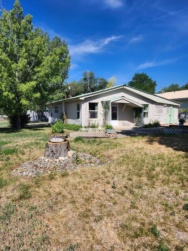 Building Photo - Cozy 2 bedroom cottage