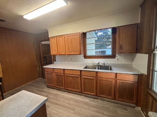 Building Photo - Charming 2 bedroom