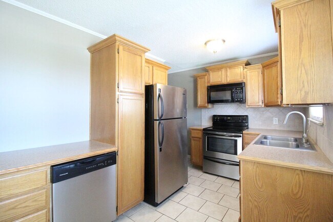 Building Photo - 2 Bedroom 1 Bath Home in Roeland Park