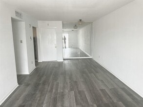 Building Photo - 2824 S Bartell Dr