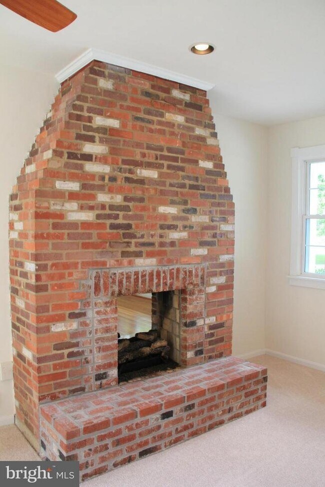 Foto del edificio - 8319 Sharon Dr