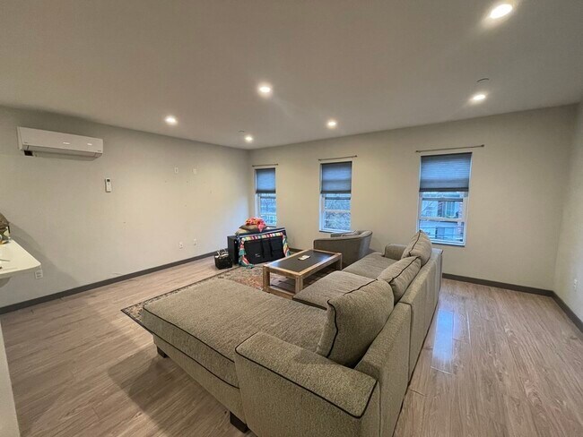 Foto del edificio - 145 Newbury Ave