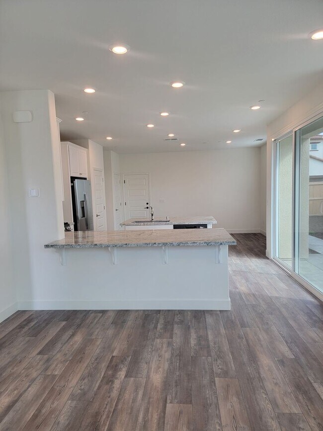 Building Photo - New Lennar Energy Efficient 3 bedroom & 2....
