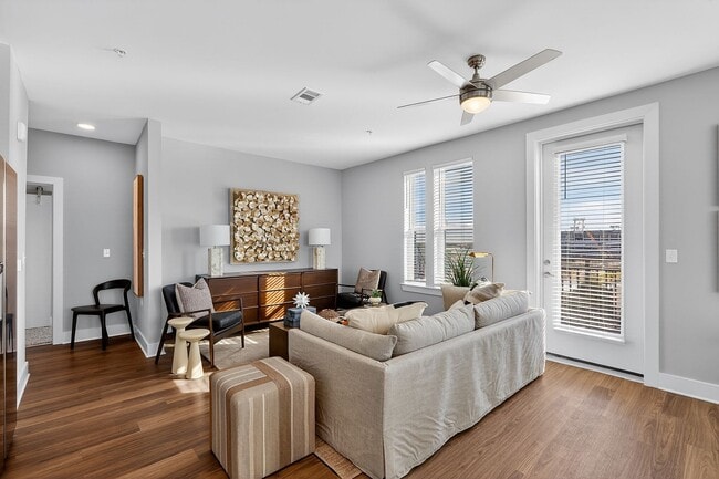 02_960_E_Adams_St_Jacksonville_FL_32202-Living_room-IMG_2204 - RISE Doro