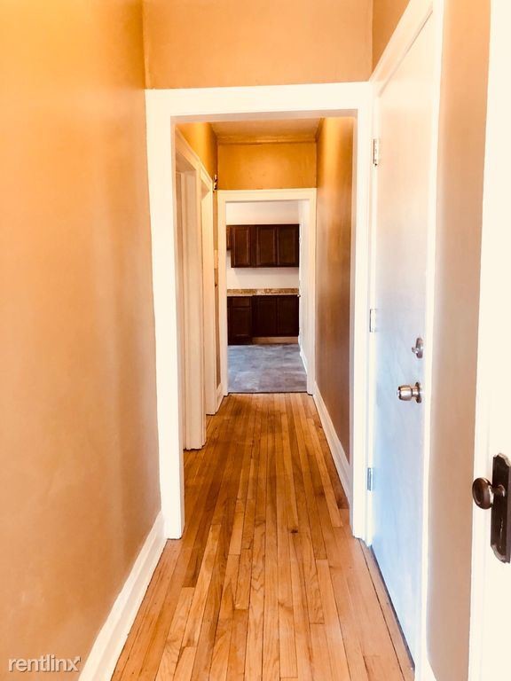 Building Photo - 1 br, 1 bath Apartment - 824 E 82nd St 2