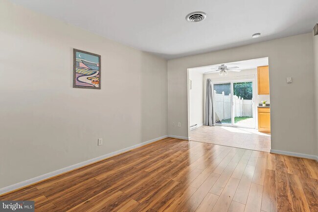 Building Photo - 121 Carnival Dr
