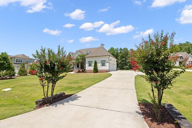 Foto del edificio - **Luxury 4/4 with Fenced in Yard**