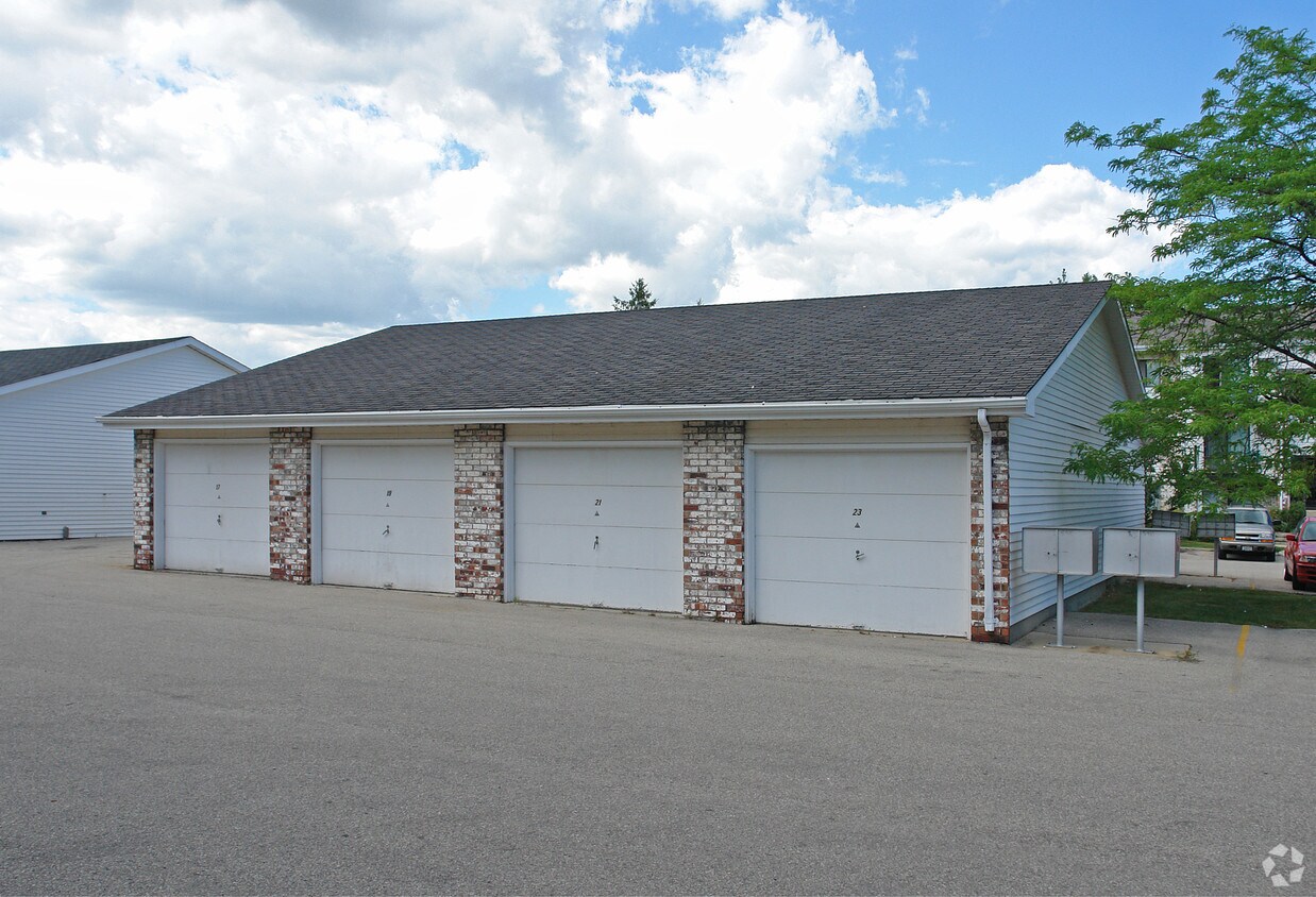 Building Photo - 5900-5910 S Emmertsen Rd