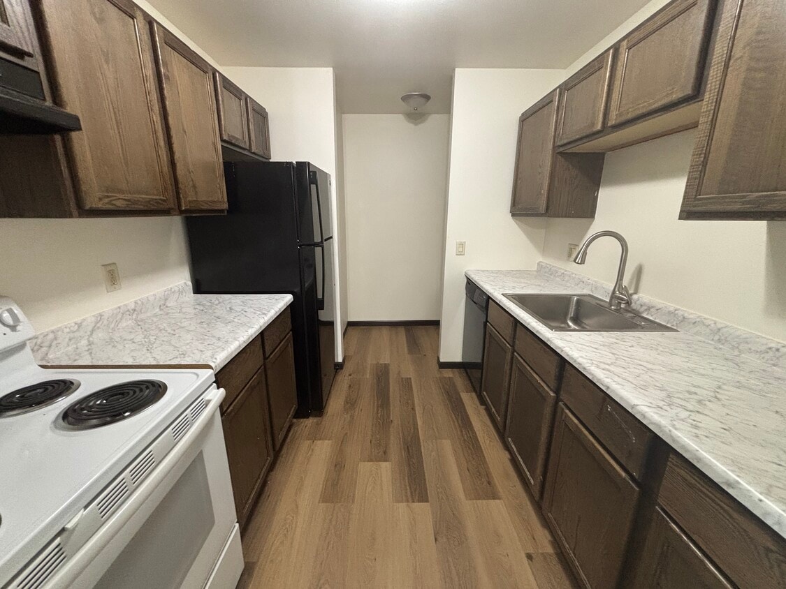 Primary Photo - Sunset Lane Apartments