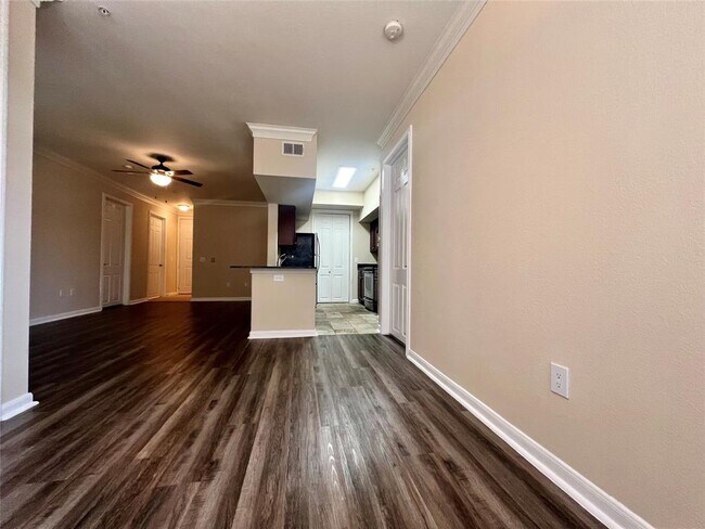Building Photo - 7575 Kirby Dr