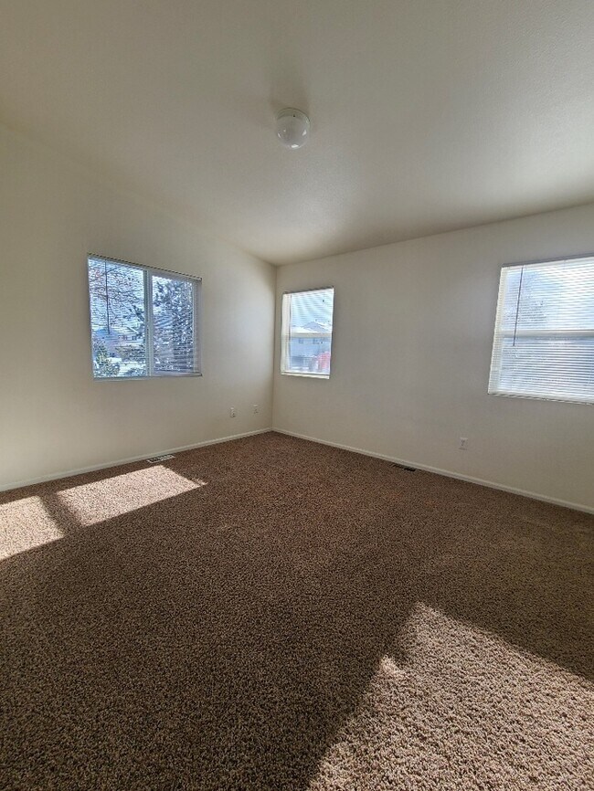 Building Photo - 303 Hunters Way