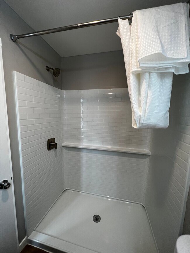 Foto del edificio - 4 bed 4 bath home - with personal AC in ea...