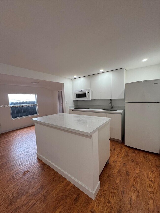 Foto del edificio - 10805 NW 10th Ave