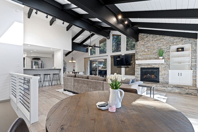 Building Photo - Beautifully Remodeled 3 bed, 3 baths 2 Car...