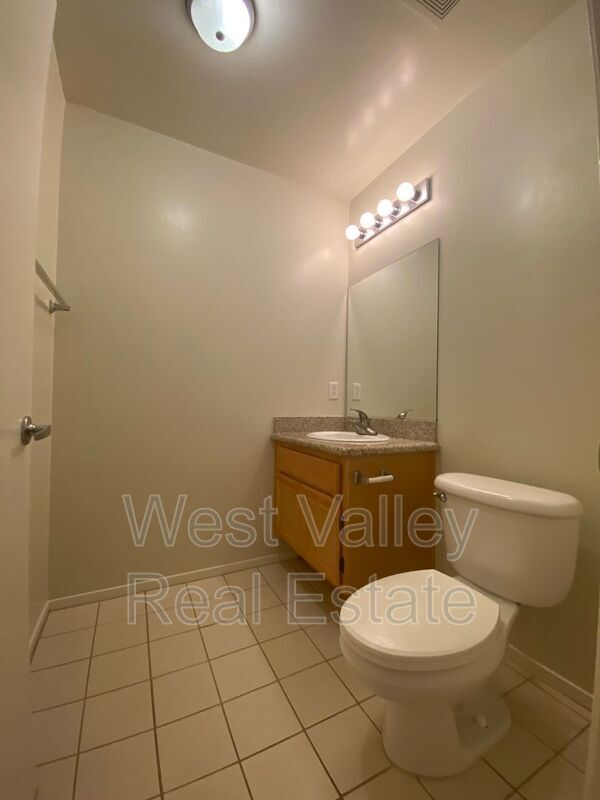 Building Photo - 600 Hosking Ave