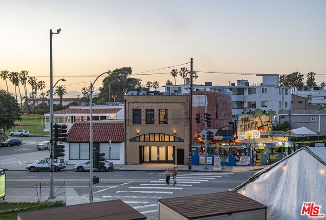 Foto del edificio - 179 Culver Blvd