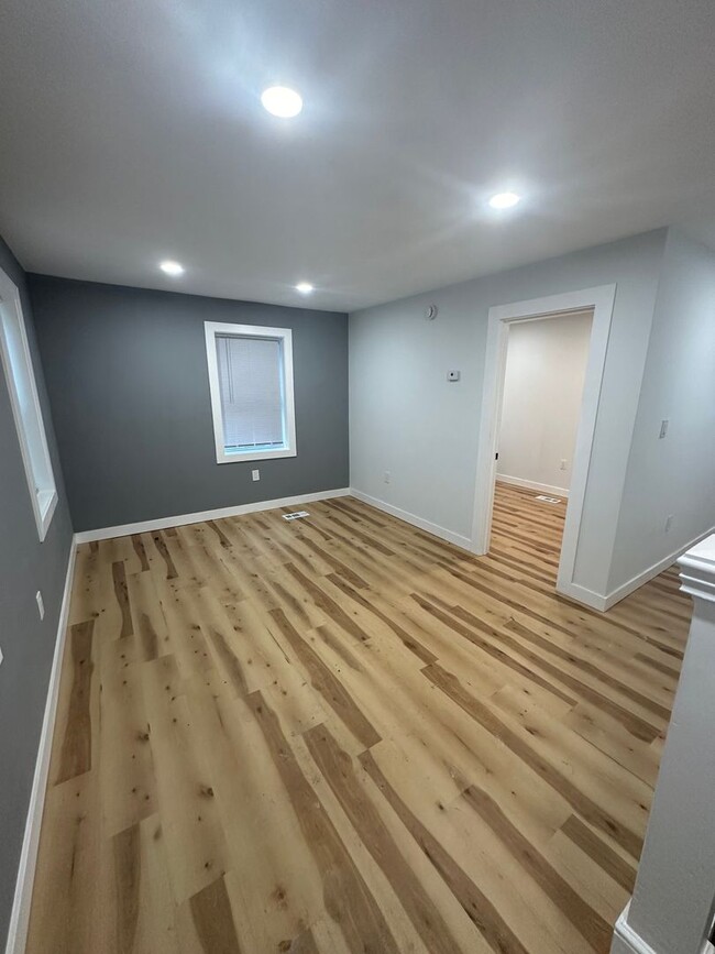 Building Photo - Beautiful renovated 3 bedroom townhome