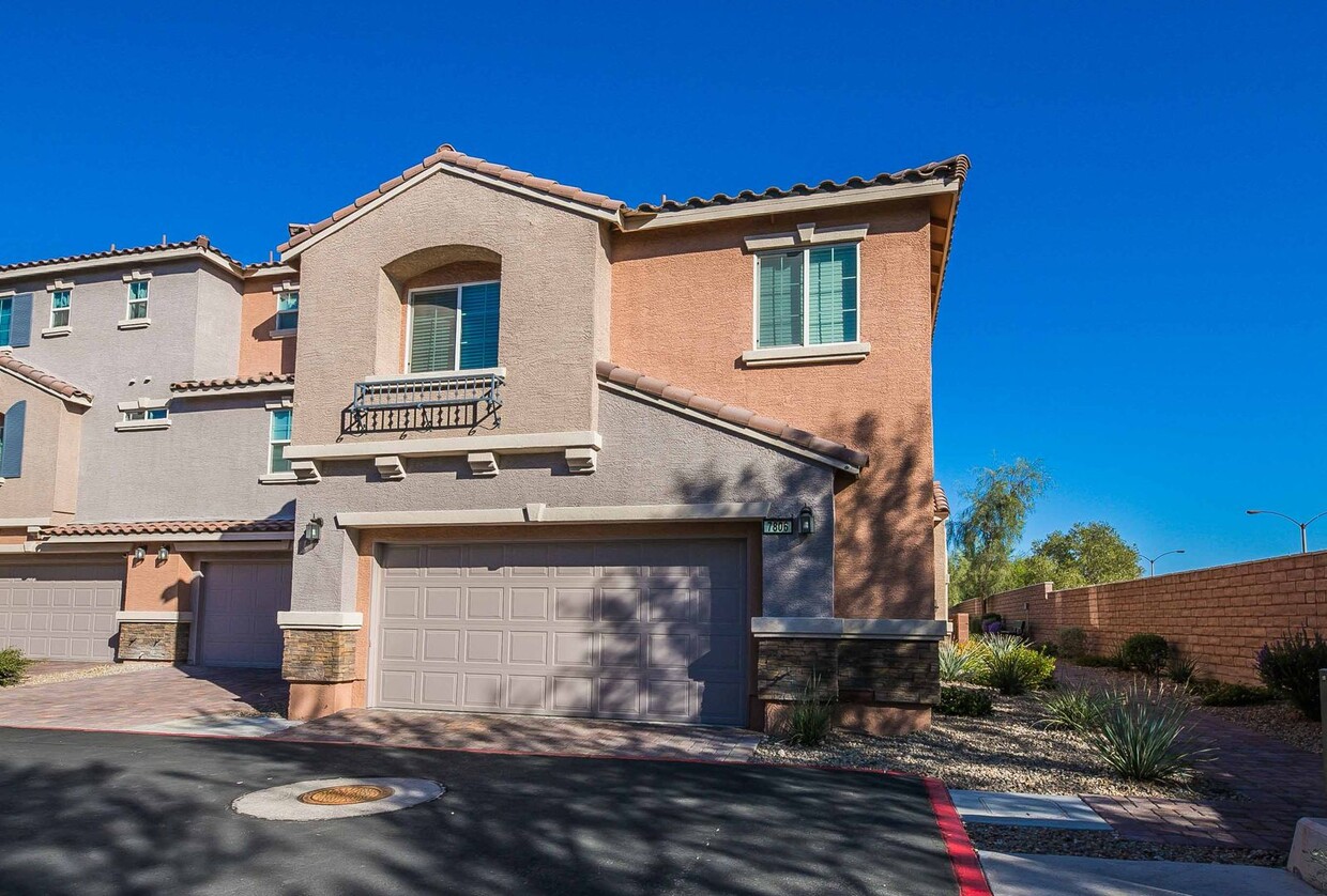 Foto principal - Gorgeous 3 Bedroom Townhome in a Gated Com...