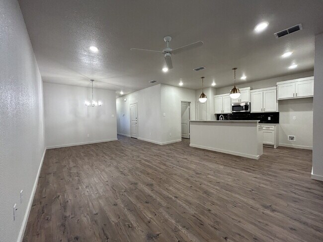 Foto del edificio - Luxury Townhome in Abbey Glen Community!