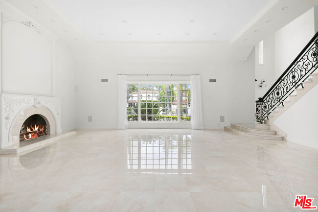 Building Photo - 713 N Linden Dr