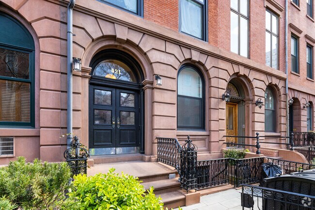 Entrada - 421 W 22nd St