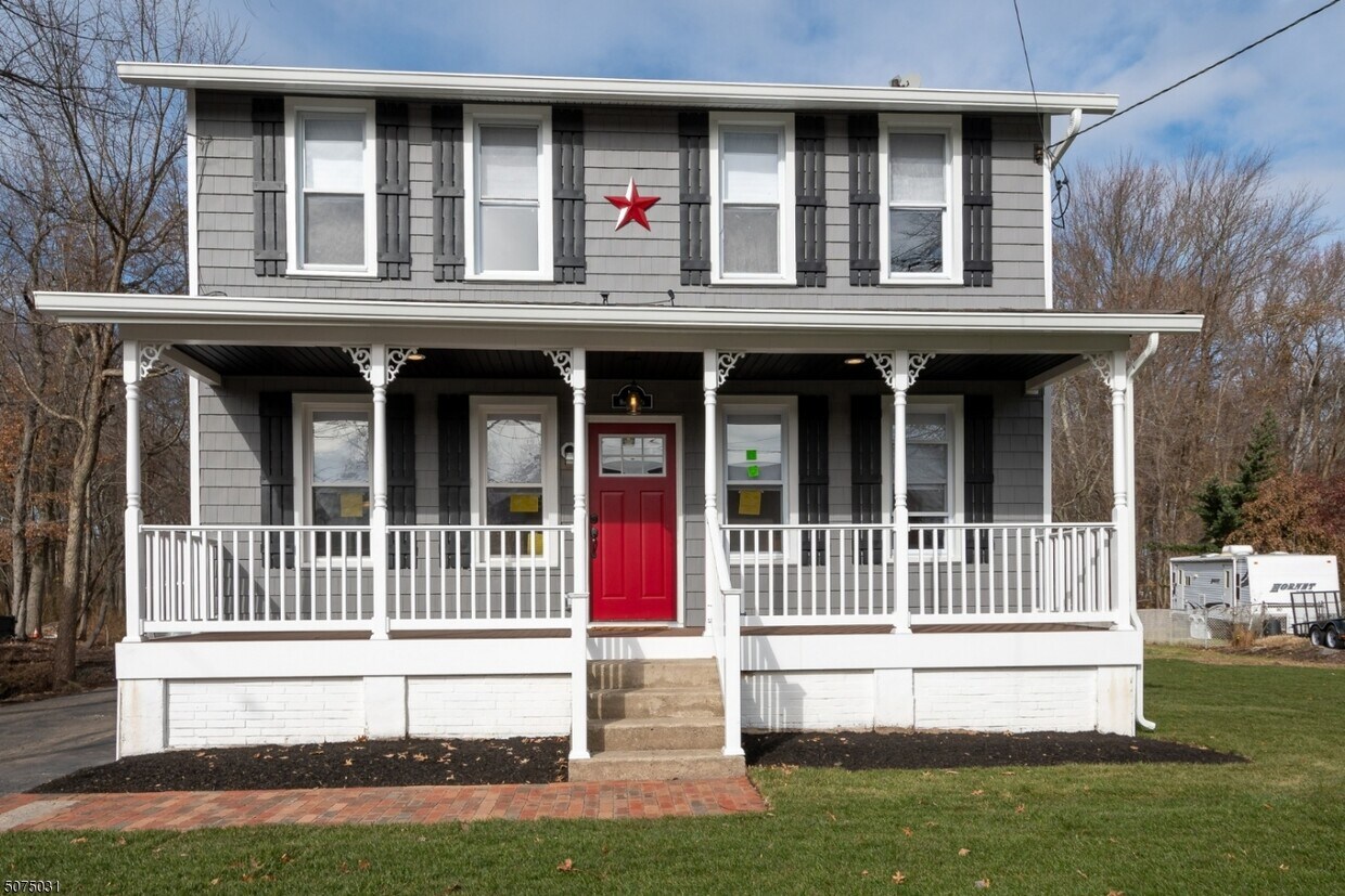 Primary Photo - 186 Horseneck Rd