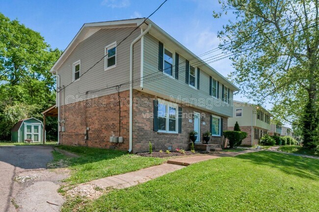 Foto del edificio - 738 McPherson Dr