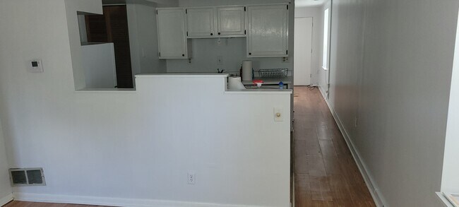 Building Photo - 929 Paradrome St