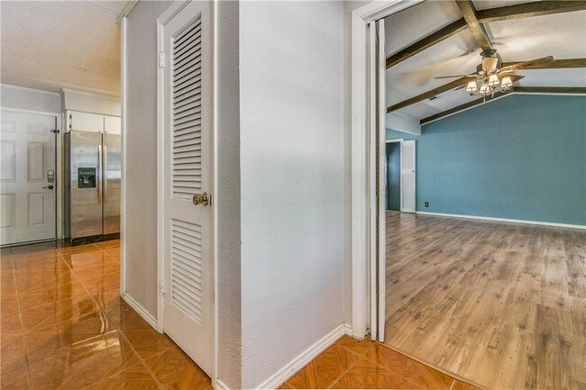Building Photo - 1235 Oak Ridge Dr