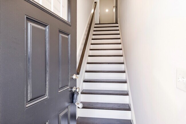 Foto del edificio - Available 08/15! Spacious Townhome in Prime Andrew Chapel Community