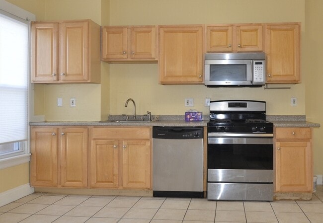 Building Photo - 68 Elm St